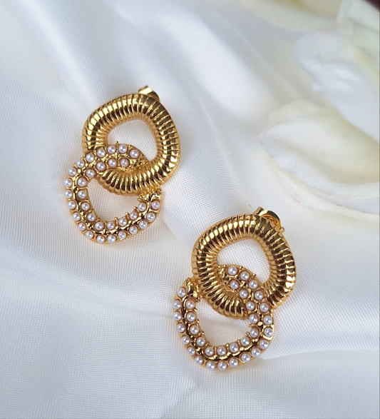Interlocked Pearly Earrings