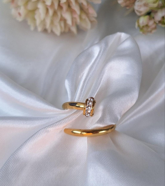 Le clou Zirconia Ring