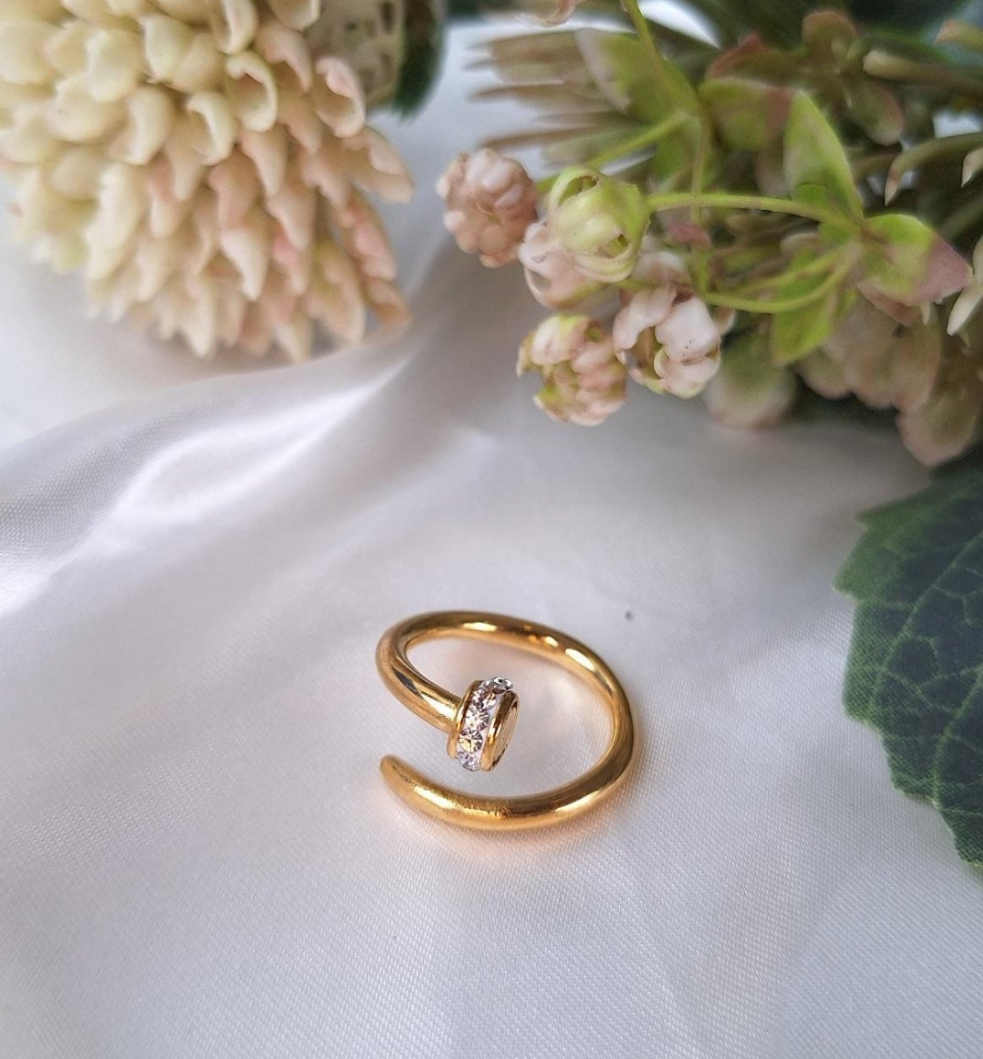Le clou Zirconia Ring